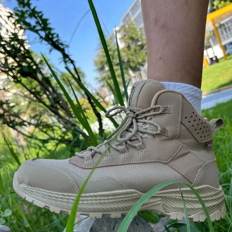 防泼水防穿刺男女秋季徒步沙漠靴户外运动超轻户外秋冬服装