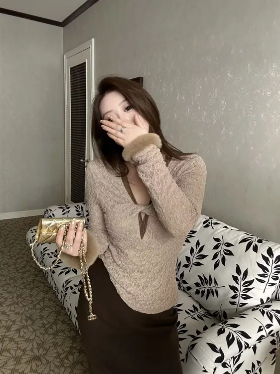 琪琪怪怪大码女装【小资轻奢】蕾丝扭结V领拼接毛毛袖上衣T18307QD