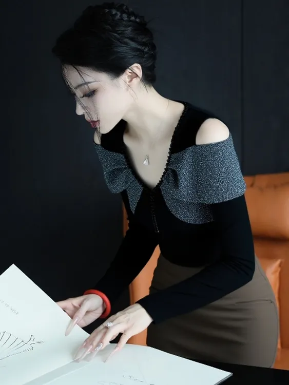 巨好看的设计感上衣轻熟小众不撞款高级感黑色烫钻拼接露肩T恤冬