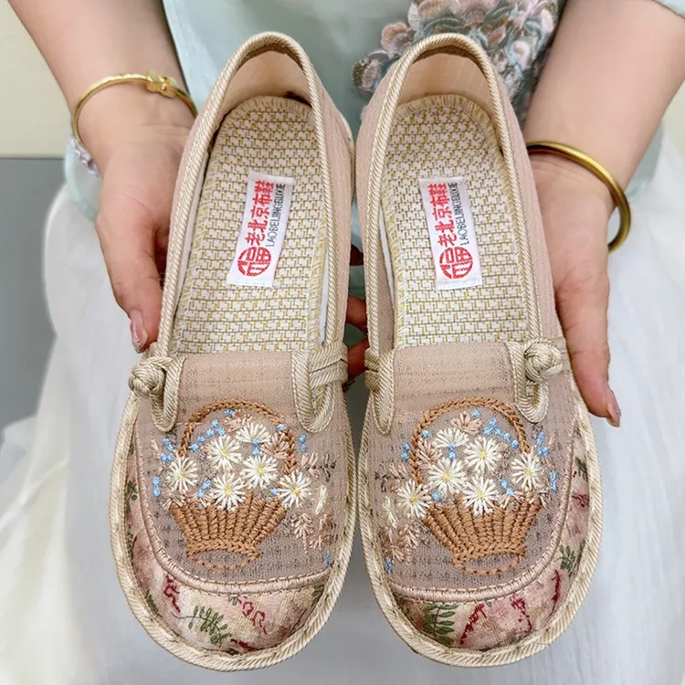夏季老北京布鞋女新中式透气网纱汉服绣花鞋平底舒适一脚蹬妈妈鞋