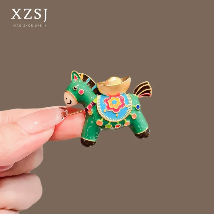 铜珐琅胸针 马上有财元宝小绿马别针女新款国风复古别针新年配饰
