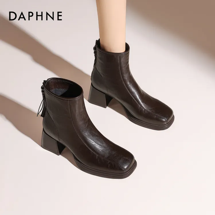 Daphne/达芙妮简约时尚瘦瘦靴女后拉链时装靴粗跟配裙子小短靴