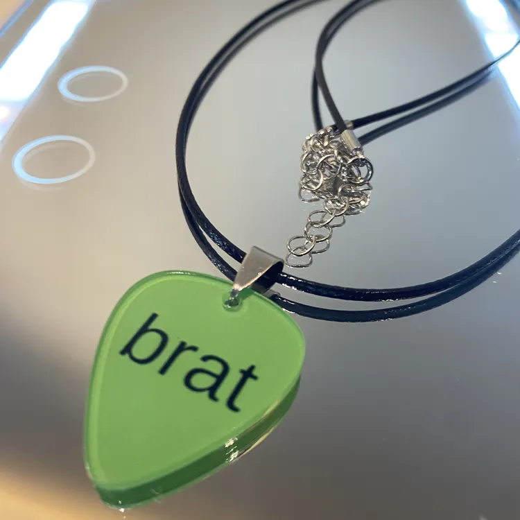 Charli XCX洗茶brat专辑周边配饰项链吉他拨片徽章胸针音乐礼物