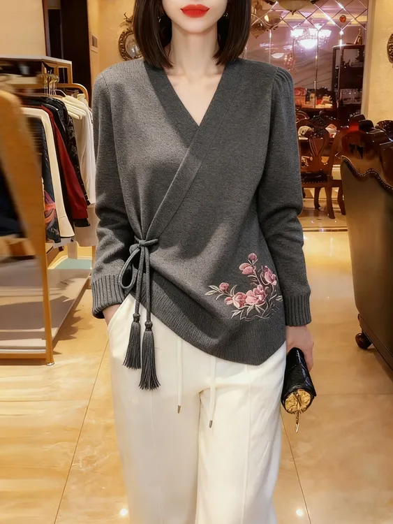 灰色中式国风刺绣系带V领针织衫女2025秋冬新款收腰显瘦百搭毛衣