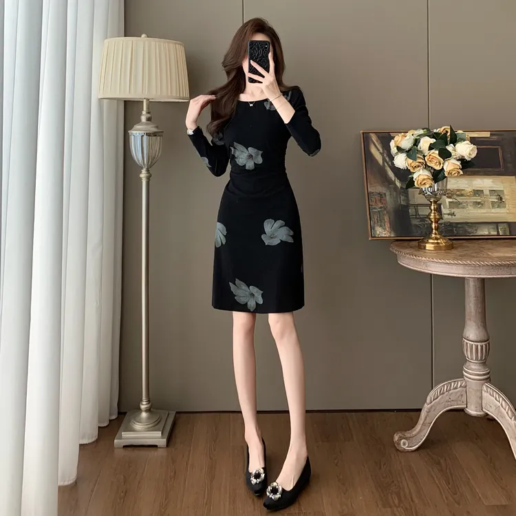 黑色印花连衣裙女秋季爆款2025新款高级感显瘦气质法式小个子裙子