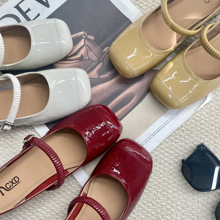 新方头浅口牛漆皮低跟单鞋春夏百搭一字式扣带玛丽珍女鞋T5279022