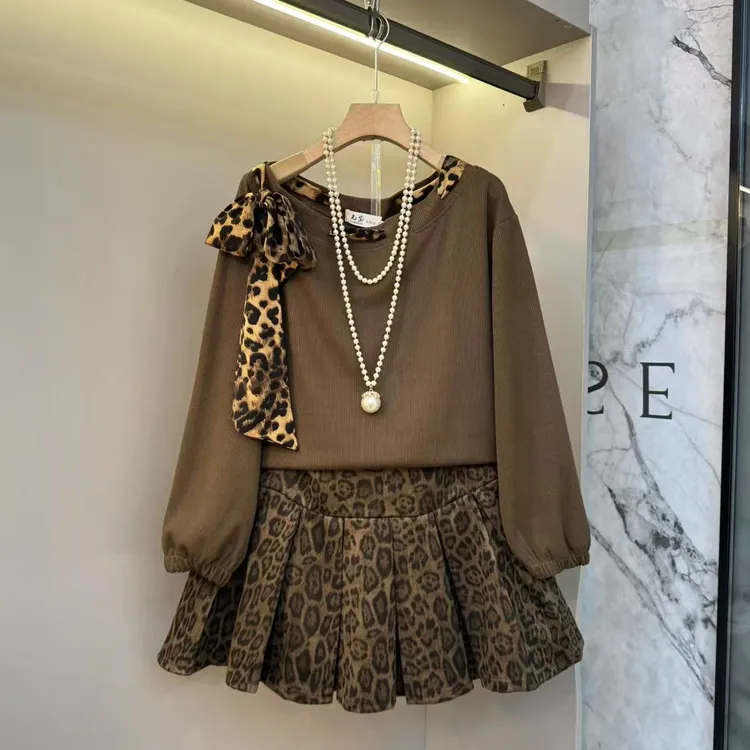 2025秋上新高级设计洋气豹纹轻奢显瘦绑带上衣+百褶裙两件套360