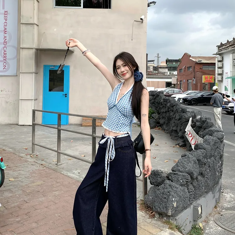 2025夏季新款格子拼接蕾丝挂脖背心吊带高腰蓝色牛仔裤女时尚套装