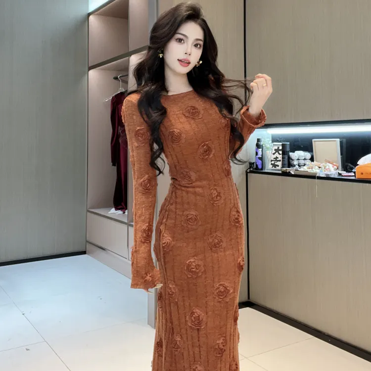 新款时尚玫瑰气质连衣裙长袖秋冬季修身长裙加打底纯色裙子两件套