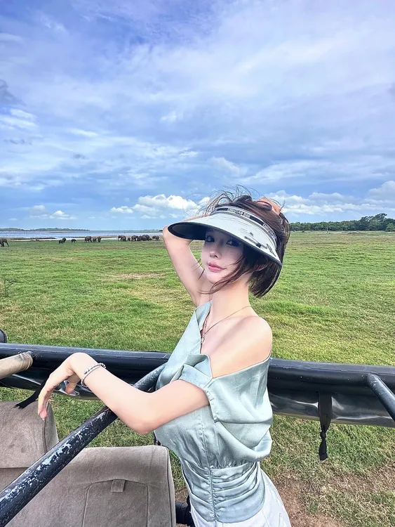 高级醋酸斜肩性感露肩无袖T恤衬衫女气质纯欲褶皱收腰上衣