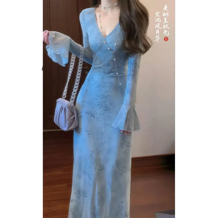 4344蓝色V领收腰连衣裙春季大码气质独特漂亮海边度假中长款裙子