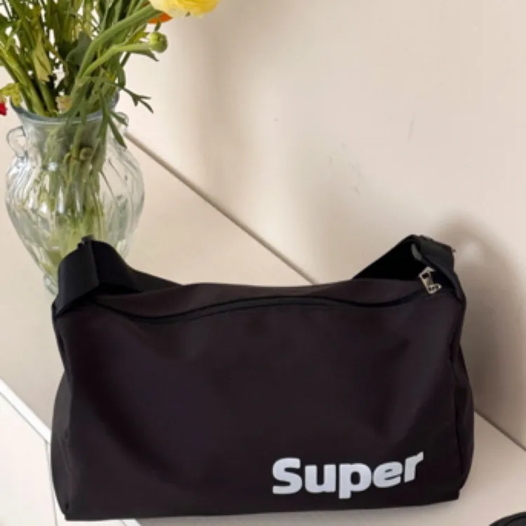 男女同款新款百搭时尚休闲旅行出行多功能单肩斜跨包高品质简约