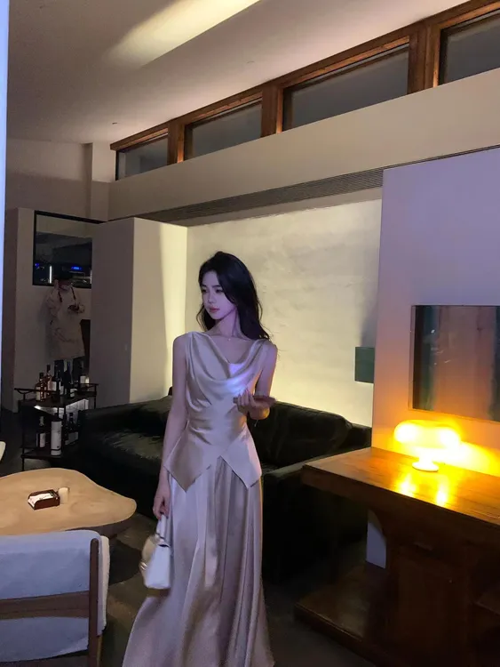 高级感法式荡领无袖背心上衣高腰半身裙两件套装女开春穿搭一整套