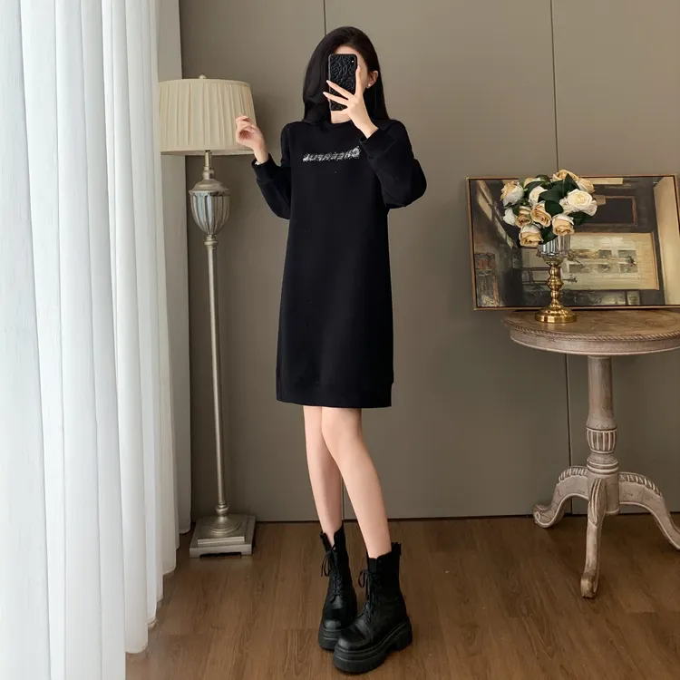 秋装女款爆款2025新款宽松显瘦遮肚子连衣裙减龄中长款黑色卫衣裙