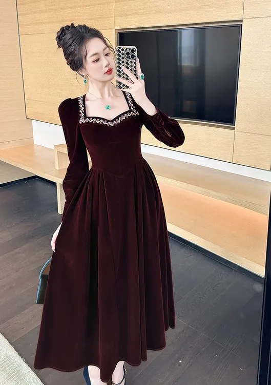 秋冬新款高级感方领修身显瘦红丝绒连衣裙法式婚宴收腰a字长裙子
