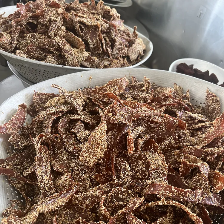 德宏芒市猪肉芝麻干巴，选用里脊品质裹上芝麻，酥酥脆脆，性价比高