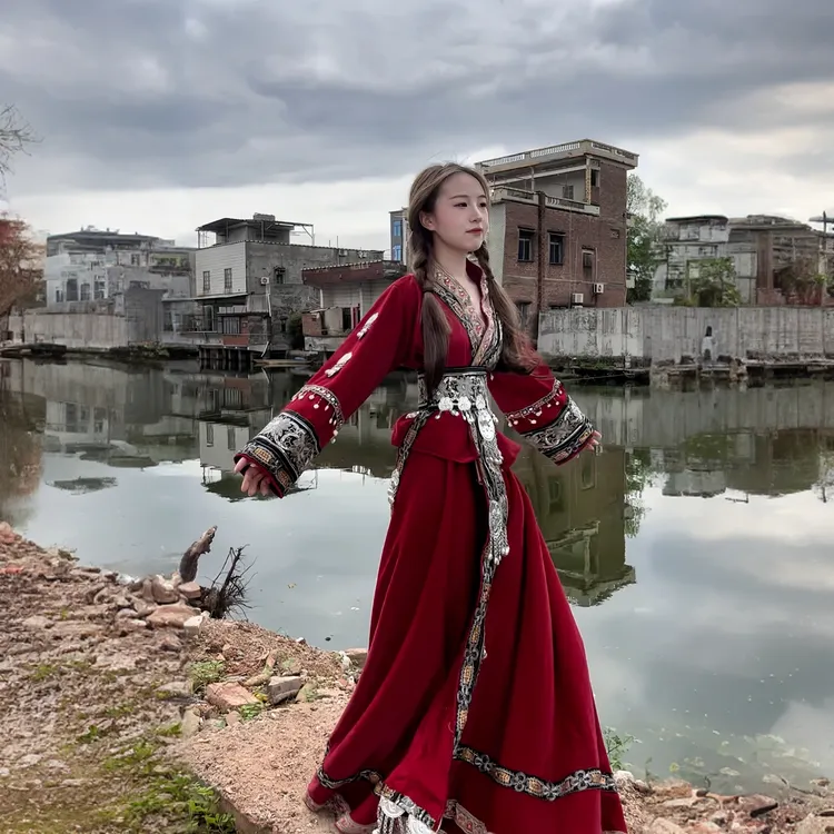 新款国风苗族服装土家族服饰少女舞台演出服汉服元素摄影旅拍套装