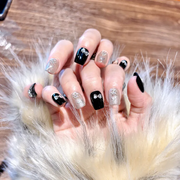 黑色甜美风碎钻穿戴甲立体纯手工百搭甜妹短方美甲