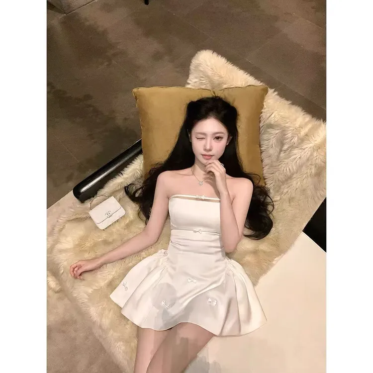  【少女心事】2025夏季新款蝴蝶结缎面抹胸连衣裙收腰显瘦蓬蓬短裙