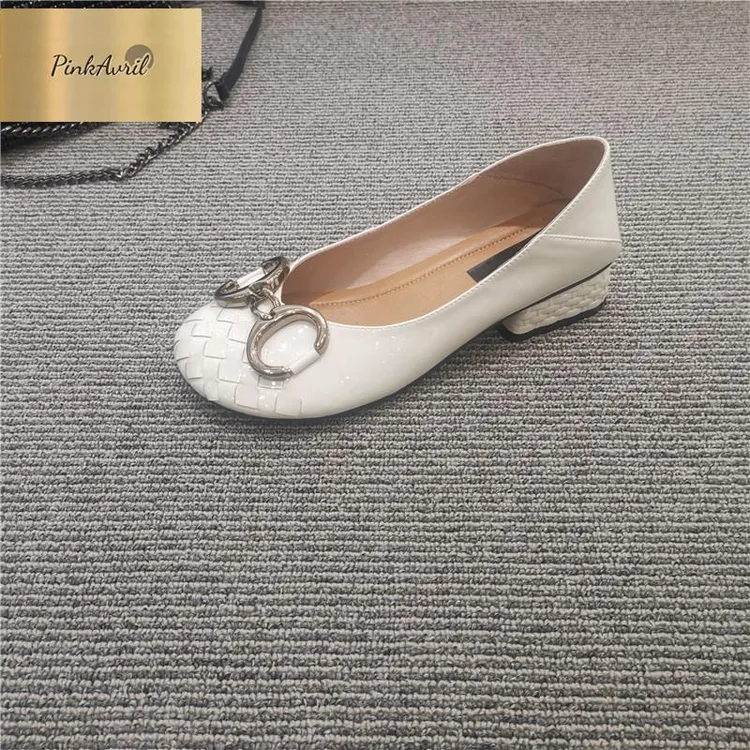 PinkAvril春秋欧洲2025新款编织女鞋脚胖宽法式漆皮粗低单鞋站圆
