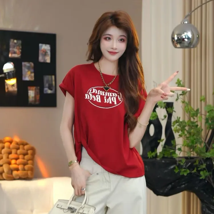 笑歌-圆领字母印花侧边下摆麻花卷边设计短袖上衣T恤-时尚慵懒感
