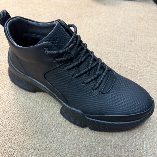 黑色牛皮低帮轻便减震健步休闲运动鞋