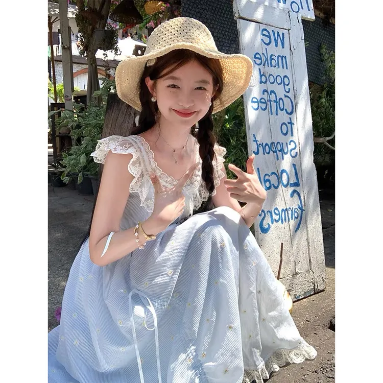 多巴胺蓝色条纹雏菊刺绣吊带裙女2025夏新款法式海边度假风连衣裙