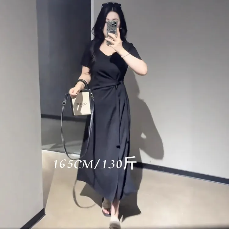 大码女装初秋时尚设计感连衣裙胖mm收腰遮肉显瘦赫本风精致小黑裙