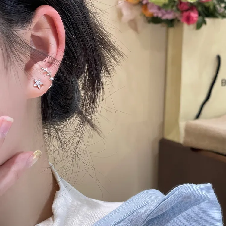 F324银色树叶花朵耳钉温柔小众百搭时尚轻奢气质小巧