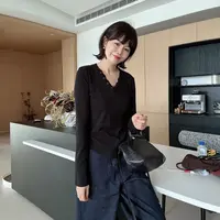 秋冬气质简约V领纽扣装饰别致洋气修身显瘦长袖T恤打底衫