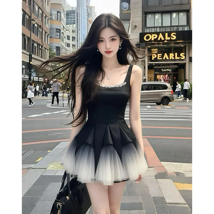 法式名媛方领吊带小黑裙2025年气质纯欲辣妹风蓬蓬亮片性感连衣裙