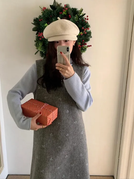 法式减龄甜美蝴蝶结刺绣无袖背心连衣裙女秋季新款半高领内搭上衣