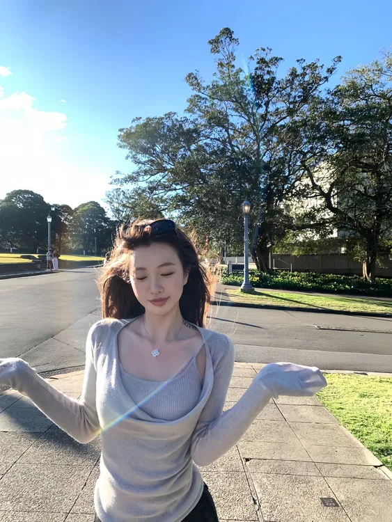 秋装女款爆款2025新款灰色针织衫上衣两件套法式气质软糯荡领毛衣
