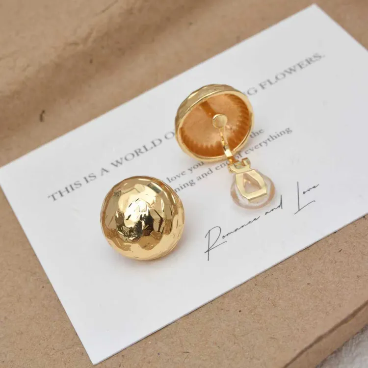 铜合金耳饰 高级感冷淡风金色无耳洞耳夹肌理褶皱半圆球形耳环女