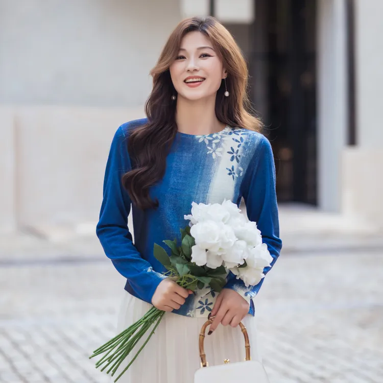 生活在左2026春季蓝白渐变印花显瘦针织绵羊毛上衣N1961280