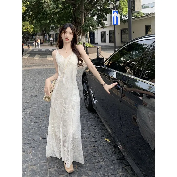 修身吊带裙性感小众裙子法式洋气炸街夏季吊带连衣裙白色春游出行
