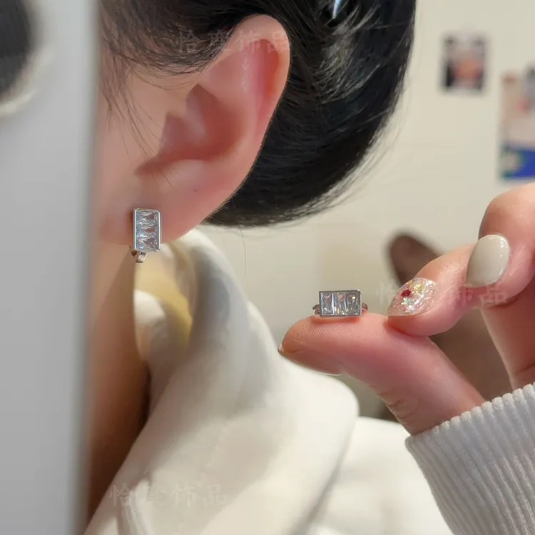 铜合金合成锆石耳饰 【恰度】清透锆石几何方块耳扣