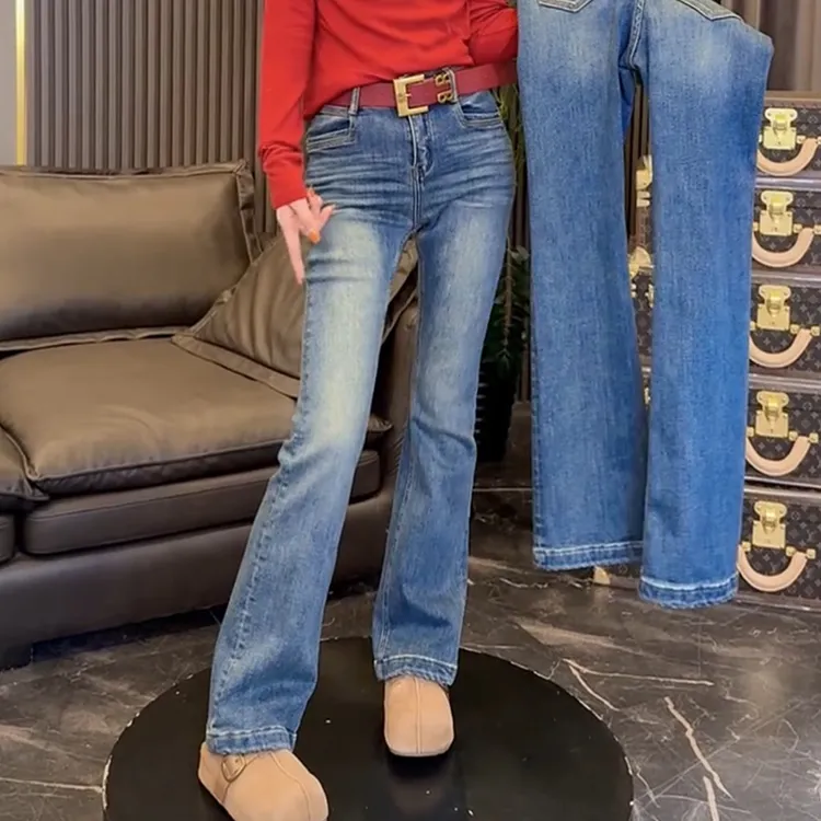 2026年秋冬新款高腰微喇牛仔裤子女加绒加厚百搭显瘦蓝色直筒长裤