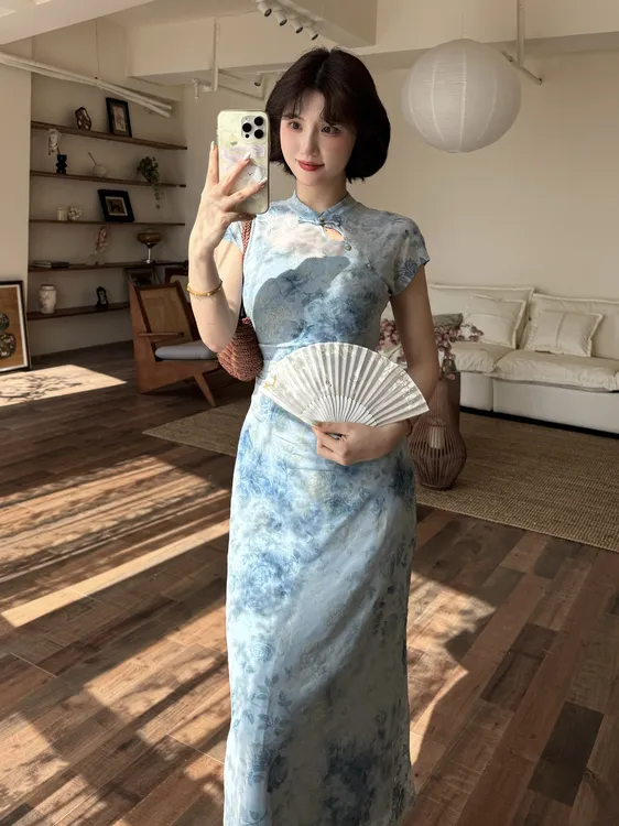 蕾英俊-柳含烟-夏季新中式国风网面渐变绒面花纹绣旗袍吊带两件套