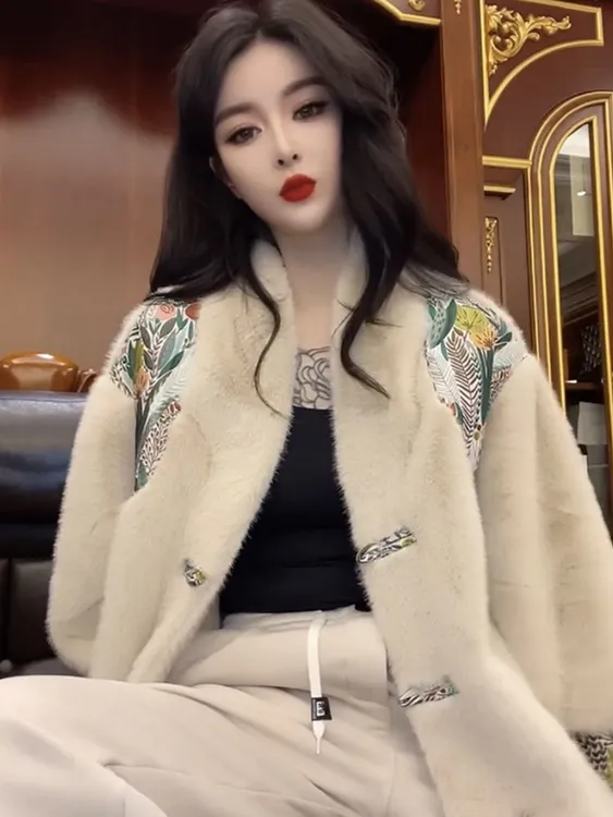 轻奢高品质2025冬季新款爆款网红感气质时尚国风毛绒保暖外套秋冬