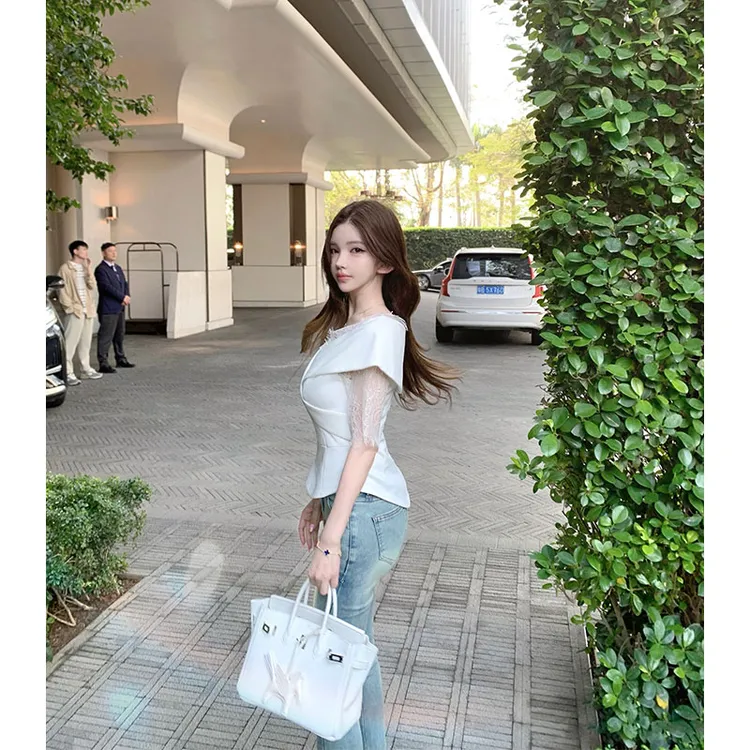 2025年夏季新款ins小众设计感蕾丝拼接V领上衣女配提臀铅笔牛仔裤
