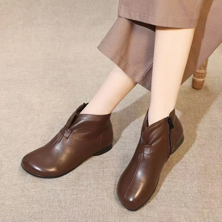 2025秋冬新款大码中老年妈妈鞋舒适牛筋底软皮短靴平底复古女靴子
