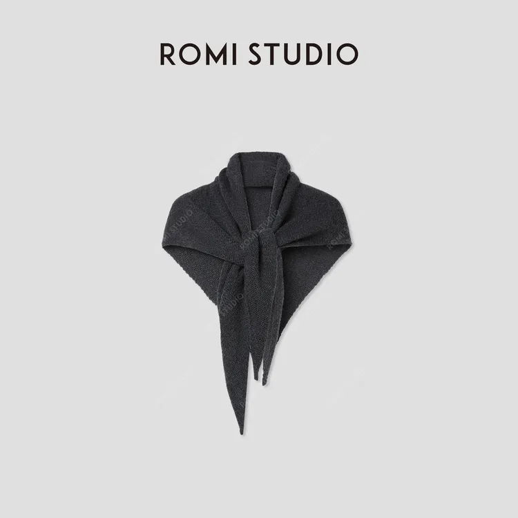 ROMI STUDIO“温柔已至”软糯山羊绒纱线三角披肩围巾RW24LPY1114