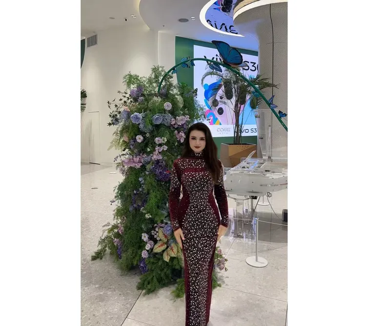 8768【包邮】秋季新款时尚满钻礼服款丝绒女