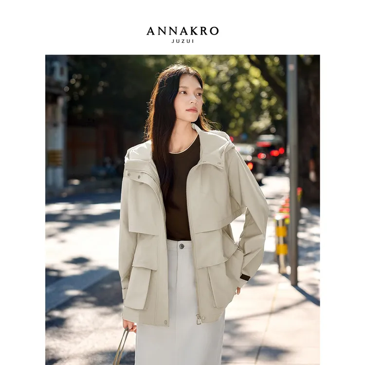 玖姿安娜蔻KWFQ405259机能风中长款连帽休闲风衣外套女2025秋新款