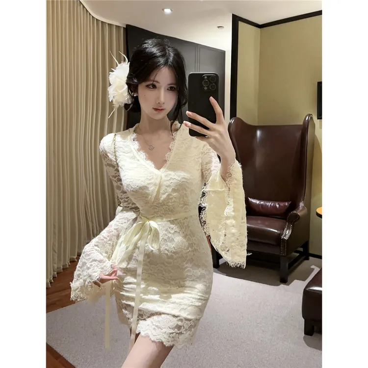 实价~纯欲性感V领喇叭袖蕾丝连衣裙裙子女新款修身显瘦辣妹包臀裙
