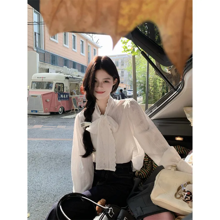 法式设计感钩花蝴蝶结系带V领泡泡袖衬衫上衣女蕾丝长袖气质复古