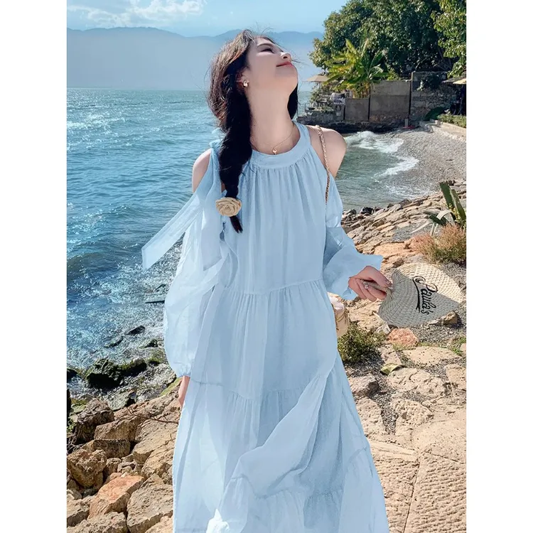 浅蓝海边度假连衣裙女2025春夏新款今年流行漂亮甜美露肩仙女裙子