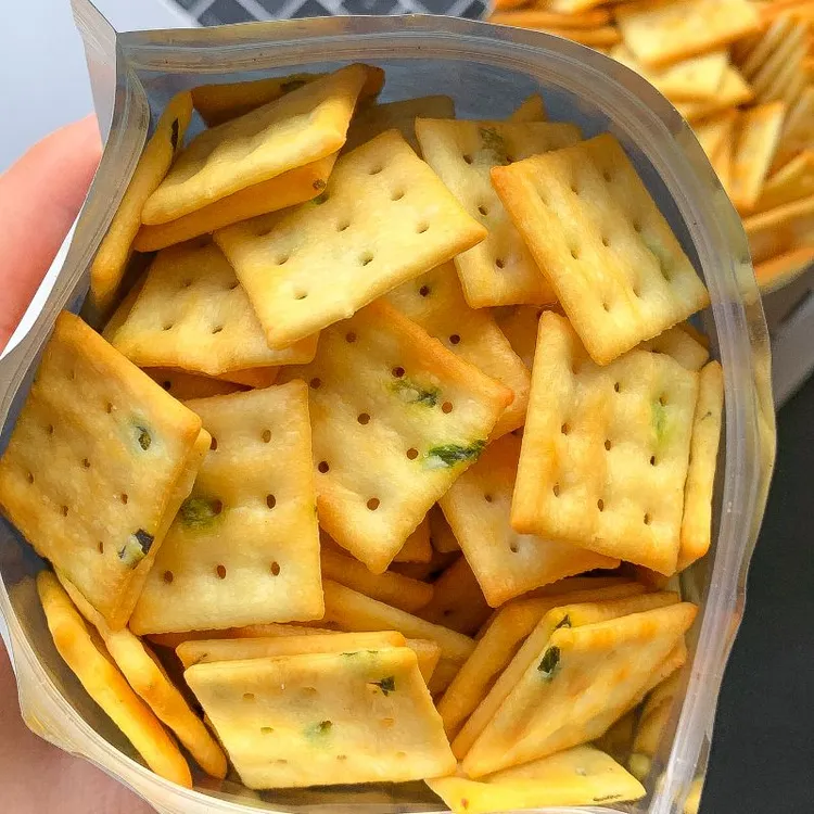 海盐香葱味咸味苏打饼干解馋晚上充饥休闲网红高端美味小零食推荐
