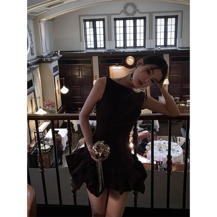高级感轻奢露背芭蕾风显瘦云朵下摆连衣裙女收腰显瘦小众休闲短裙